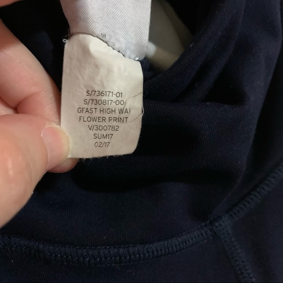 GapFit Athletic Soft Comfortable Yoga Navy Floral Print Leggings. Size XS - Picture 9 of 12